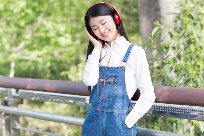 被啪得双乳乱晃的丰满少妇小说